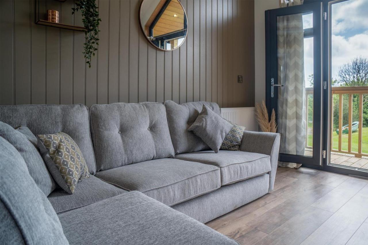 Cabin In The Woods - 1 Bedroom Lodge - Kilgetty Stepaside  Zewnętrze zdjęcie